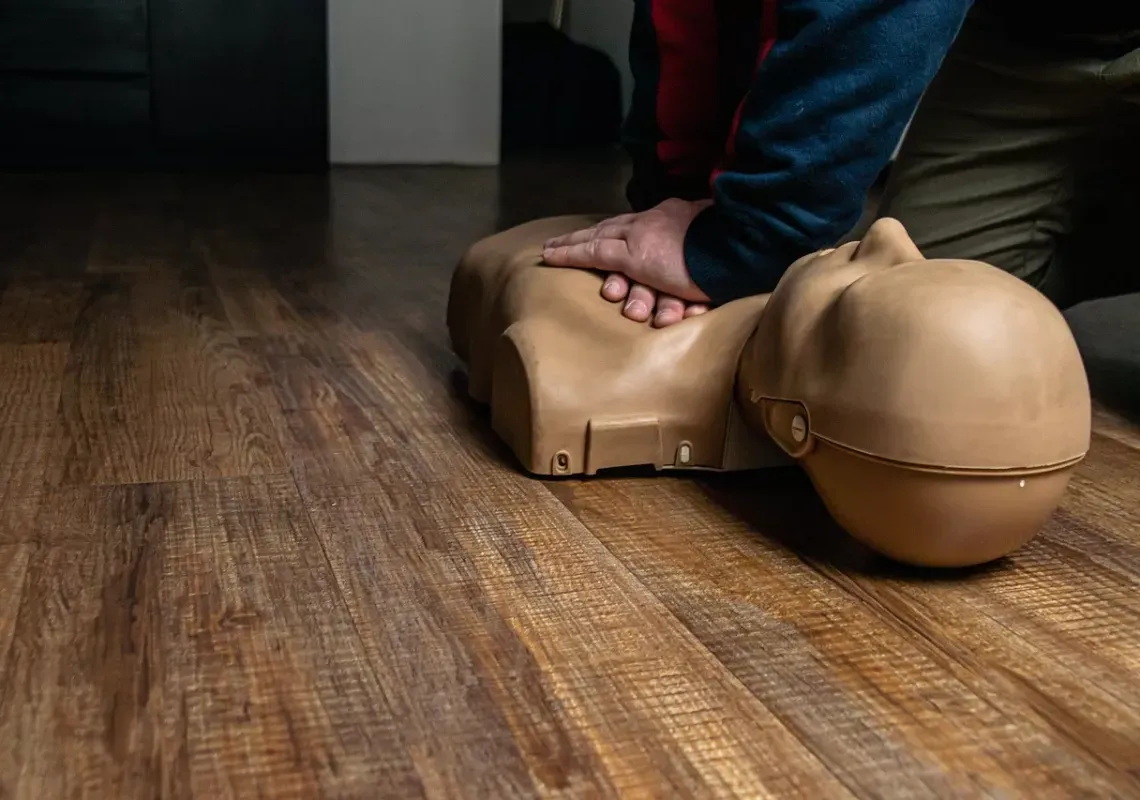 Hands pressing on a CPR dummy 